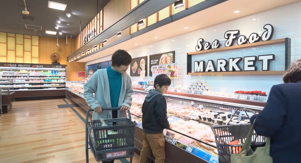 スーパーで買い物をする親子