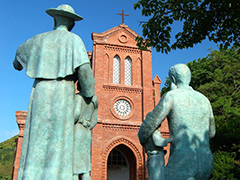 堂崎教会のと神父の像