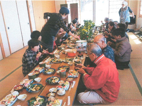 郷土料理を楽しむ人々