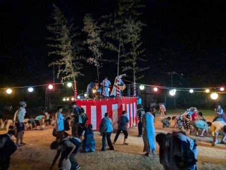 大宝盆踊り_餅まき風景.jpg