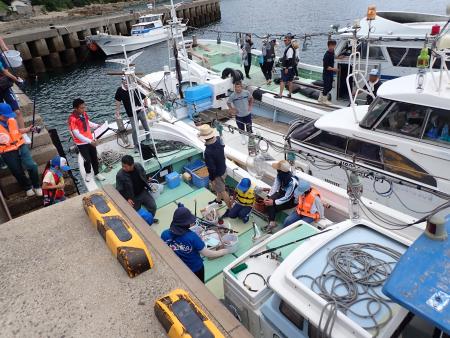 海の会船に乗り込む様子