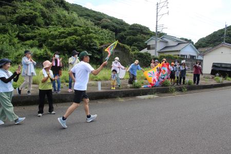 大漁旗マラソン沿道の応援を受けて