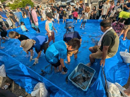 荒川温泉湯の浜納涼祭_魚つかみどり