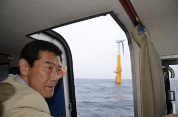 環境省 横光副大臣が、浮体式洋上風力発電を船上から視察。の画像
