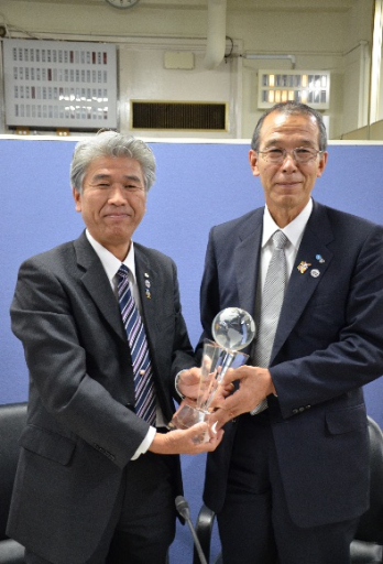 トロフィーを持つ野口五島市長と江上新上五島町長の画像