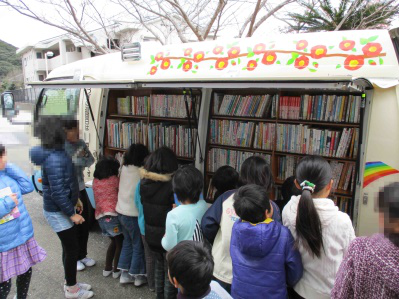 移動図書館車で本を選ぶ子どもたち