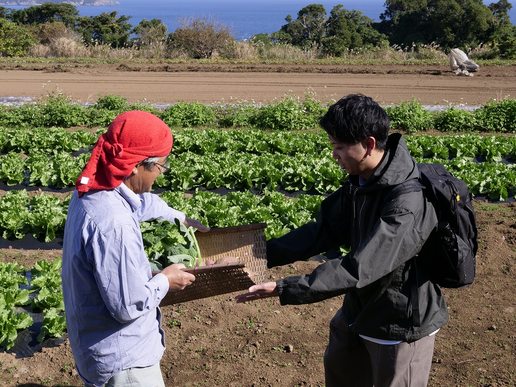 野菜のおすそ分けをもらう男子