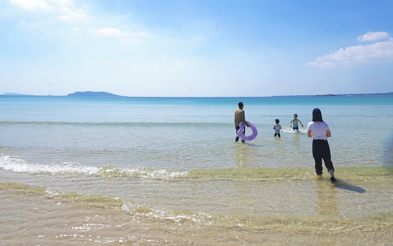 五島市の海水浴場で遊ぶ親子
