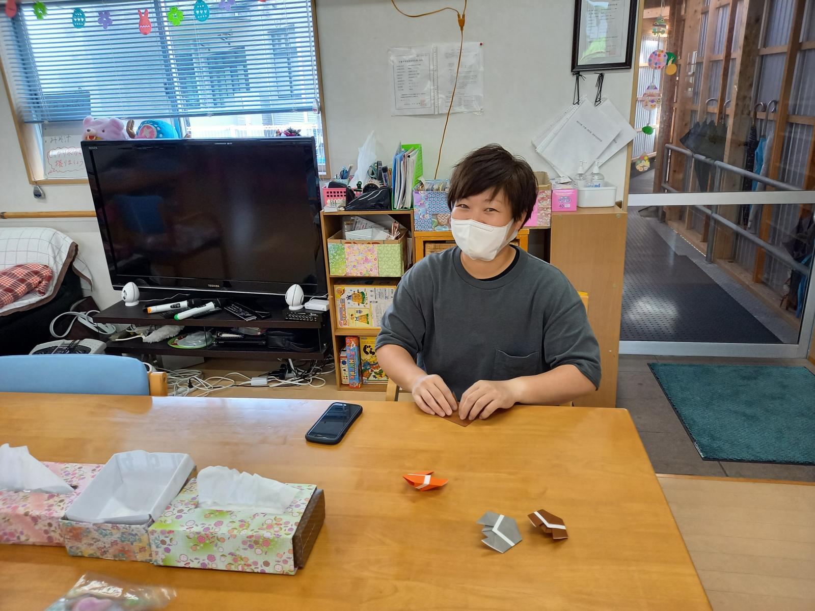介護施設で働く桶田さん.jpg