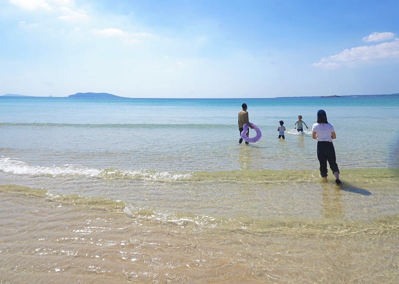 竹森さんご家族（海）.jpg