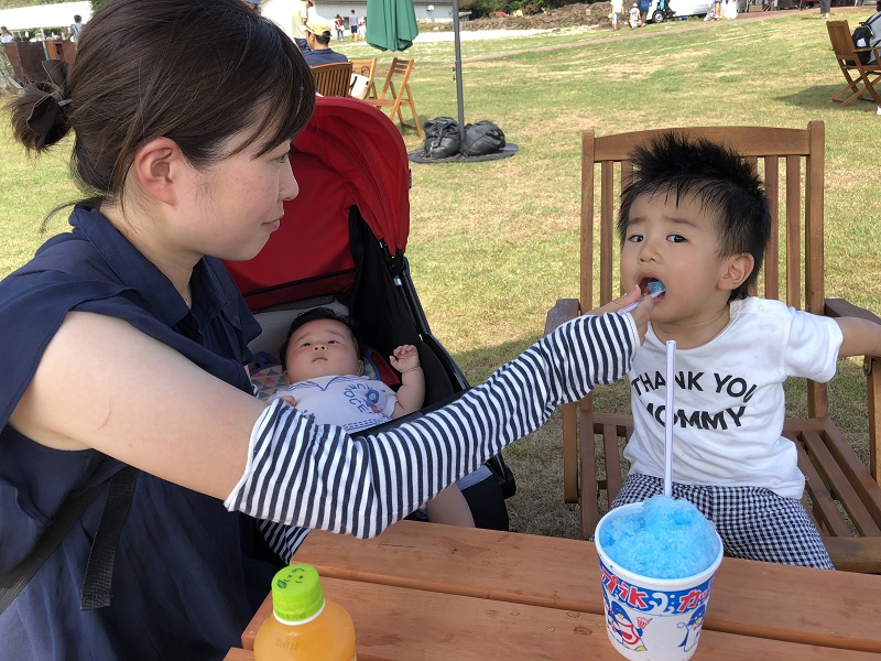 お子さんと楽しく過ごす戸村さんの画像