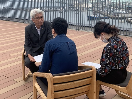 五島日本語学校について取材を受ける市長