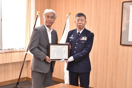航空自衛隊福江島分屯基地司令より感謝状授与時の記念撮影