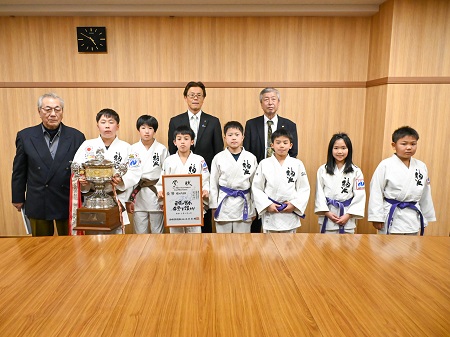 福江武道館柔道部表敬訪問