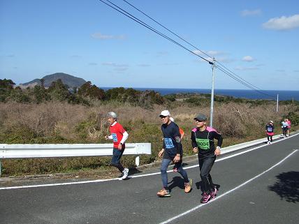 三井楽町内を駆け抜けるランナーたちの様子。