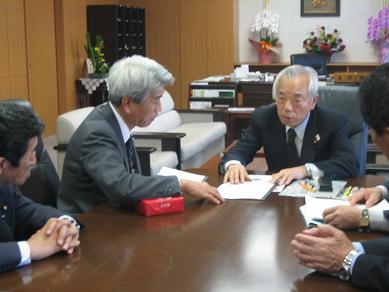 谷川代議士へ要望書を提出する様子。