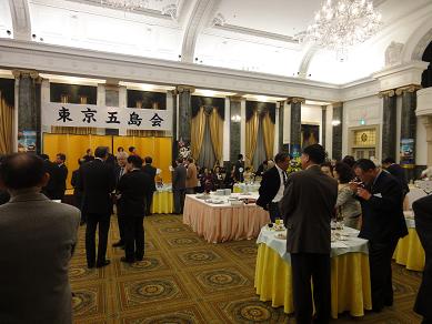 東京五島会総会の会場の立食パーティーの様子。