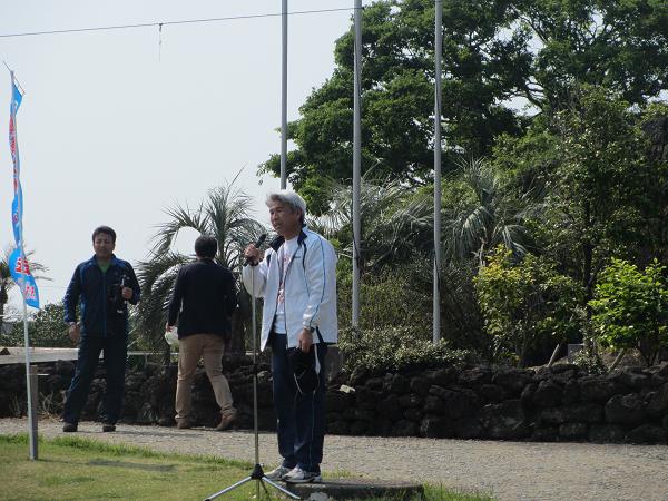 第22回富江半島ブルーライン健康ウォーク大会で、青空の下挨拶をする野口市長の様子。