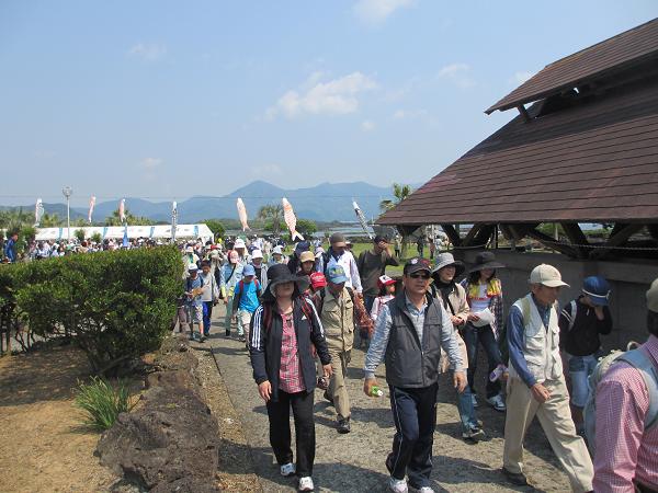 多郎島をバックに参加者が歩いている様子。