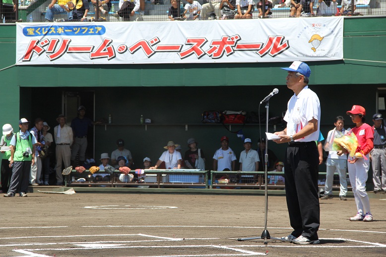 ドリームベースボールの会場である野球場で挨拶をする野口市長の様子。