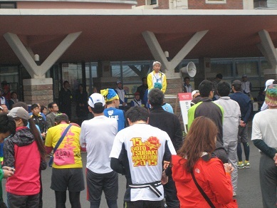 第15回五島つばきマラソン大会で挨拶をする野口市長の様子。