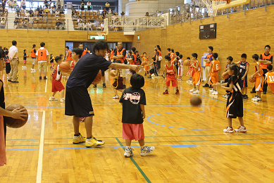 田臥勇太バスケットボールクリニックで指導を受ける子どもたちの様子。