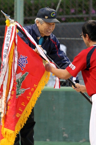 ナイターソフトボール大会で返還された優勝旗を受け取る野口市長の様子。