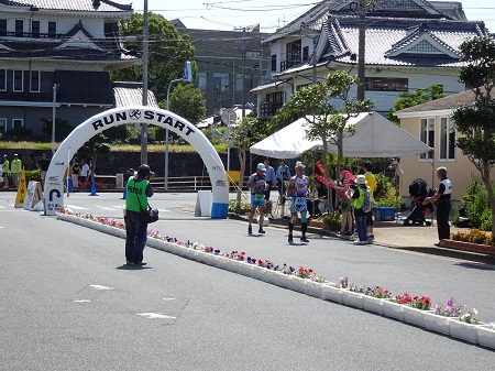 ２０１９五島長崎国際トライアスロン大会ラン競技スタートの様子