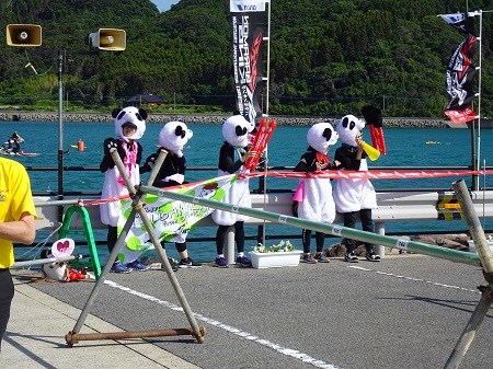 ２０１９五島長崎国際トライアスロン大会スイム競技会場でパンダの仮装した応援団