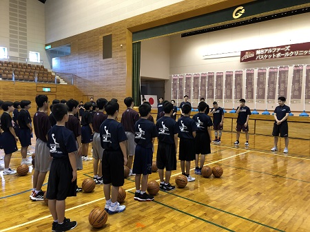 プロバスケットボールチーム「越谷アルファーズ」によるバスケットボール教室の様子