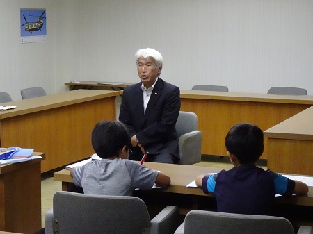 福江児童館の児童の質問に答える市長の様子