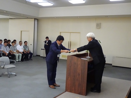 塩川地域振興部長辞令交付式並びに感謝状授与式の様子