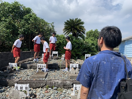 現地審査、富江町盈進小学校の岩石見本園