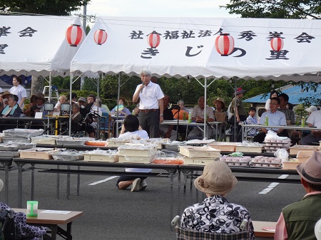 きじの里納涼祭での市長あいさつの様子