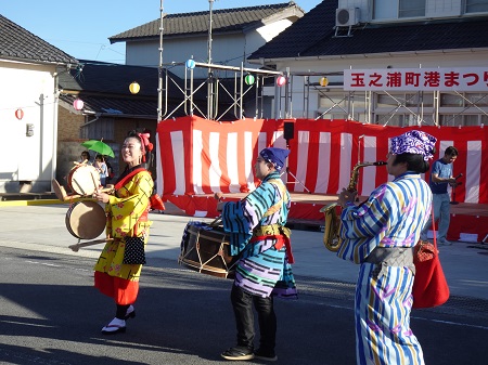 第26回玉之浦町港祭りでのちんどん屋のパフォーマンス