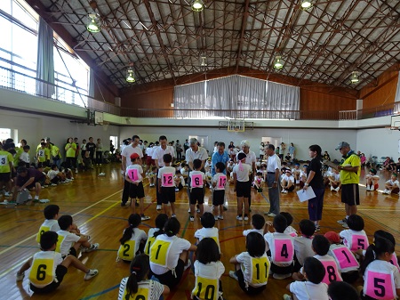 第７０回富江地区少年球技大会での市長チームとのデモンストレーションの様子