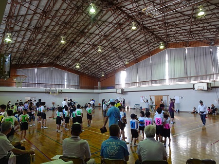 第７０回富江地区少年球技大会、小学生の試合の様子
