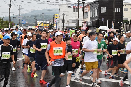 五島列島夕やけマラソン、ハーフの部スタート直後の様子