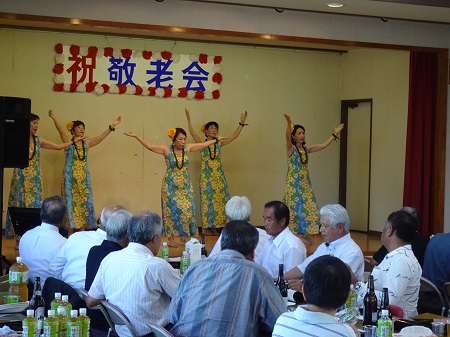 上大津公民館敬老会でのフラダンス披露の様子