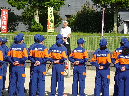 五島市消防団一般教養礼式訓練での市長あいさつの様子