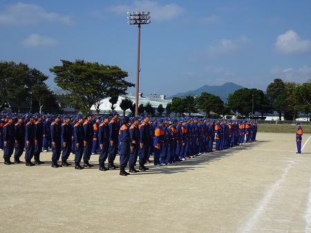 五島市消防団一般教養礼式訓練での人員報告の様子