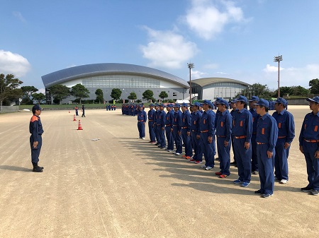 五島市消防団一般教養礼式訓練での礼式訓練の様子