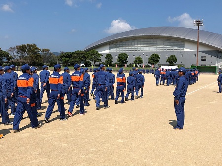 五島市消防団一般教養礼式訓練での行進訓練の様子