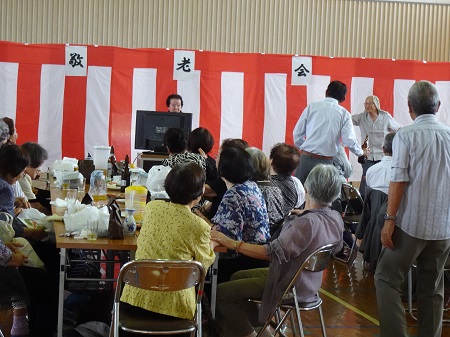 玉之浦郷敬老会でのカラオケ