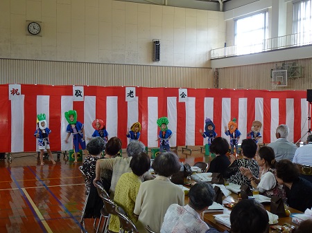 玉之浦郷敬老会での子どもの演技披露の様子