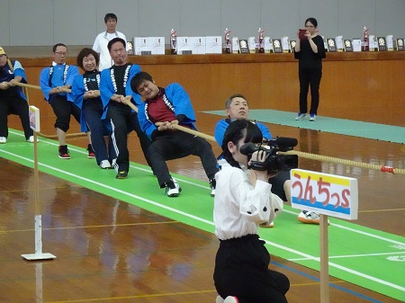 五島綱引選手権、職場対抗競技の様子