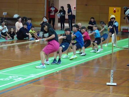 五島綱引選手権、小学生競技の様子