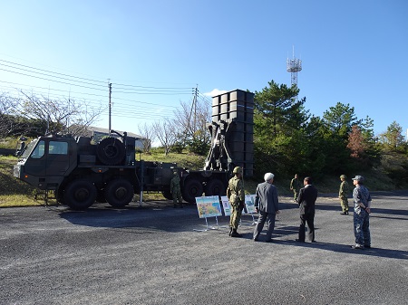 陸上自衛隊の防空訓練部隊、中距離対空誘導弾の発射機視察の様子