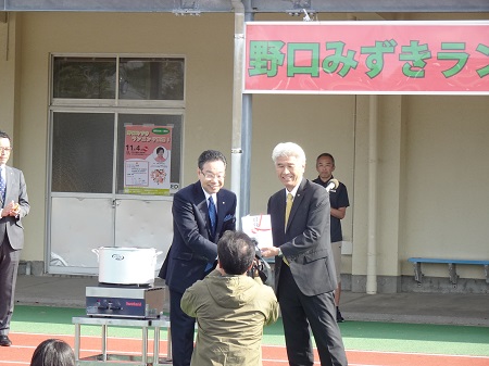 野口みずきランニング教室、主催者からの寄贈品を受け取る野口市長の様子