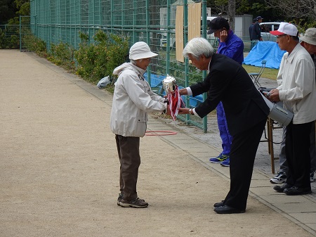 五島市長杯ペタンク親善大会での表彰の様子